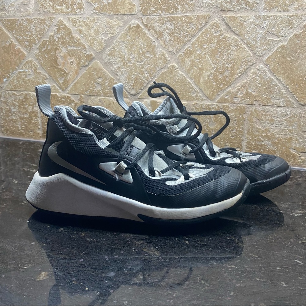 Boys Nike Shoes Size 2.5